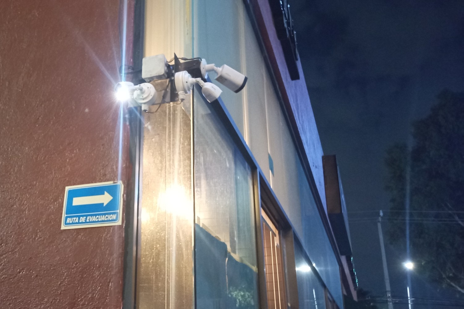 Cámaras de seguridad videovigilancia circuito cerrado de televisión instalación mantenimiento en México (2) Cámaras de seguridad videovigilancia circuito cerrado de televisión instalación mantenimiento en México