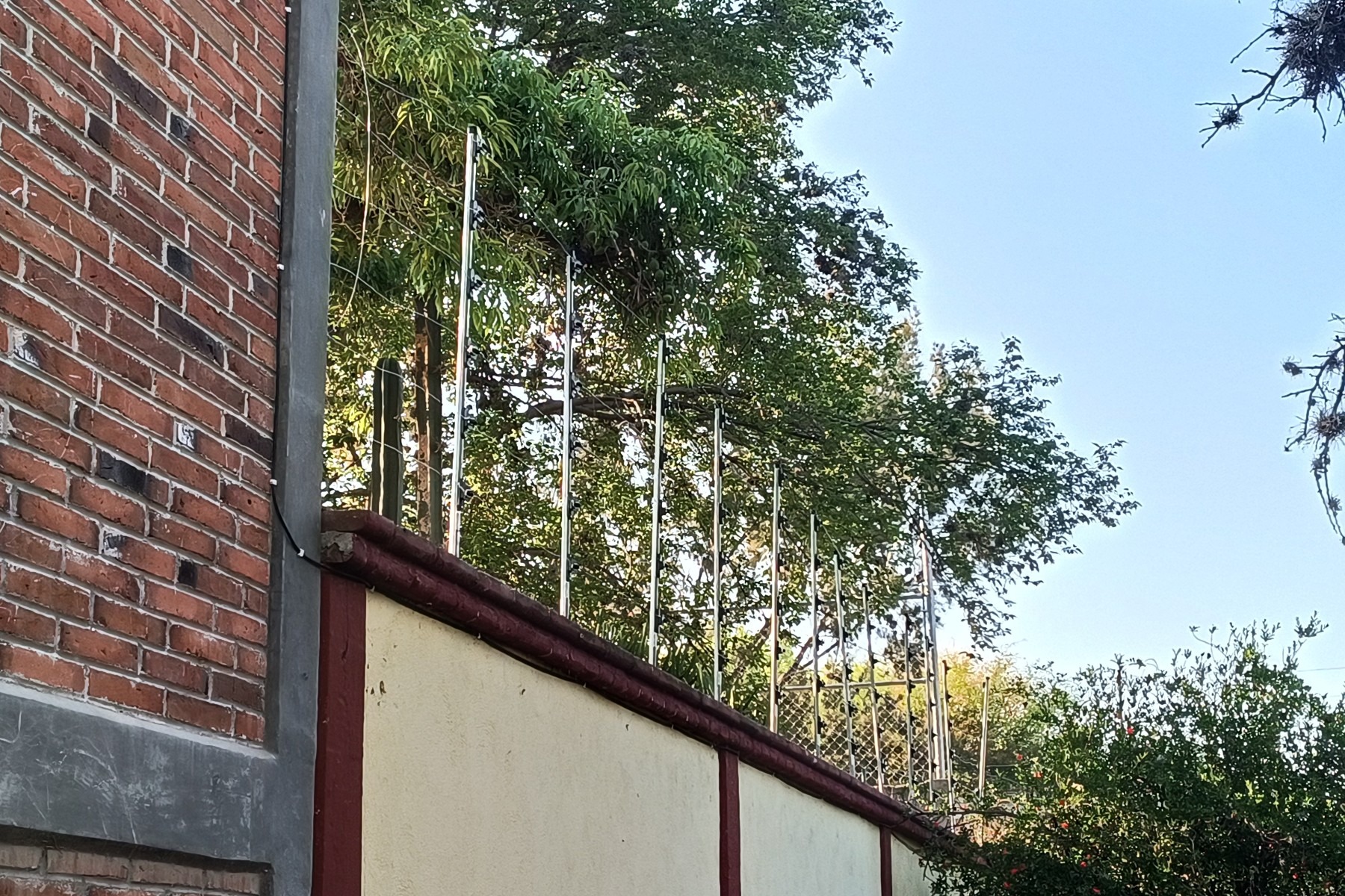 Instalación mantenimiento cercos electrificados de seguridad para hogares y empresas en México (3) Instalación mantenimiento cercos electrificados de seguridad para hogares y empresas en México (5)